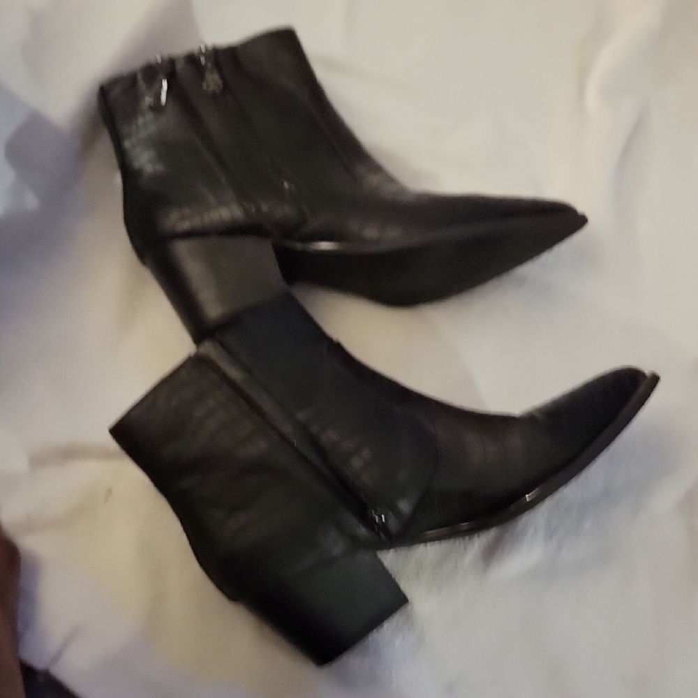 GBG Los Angeles Black Pointed Toe Ankle Booties